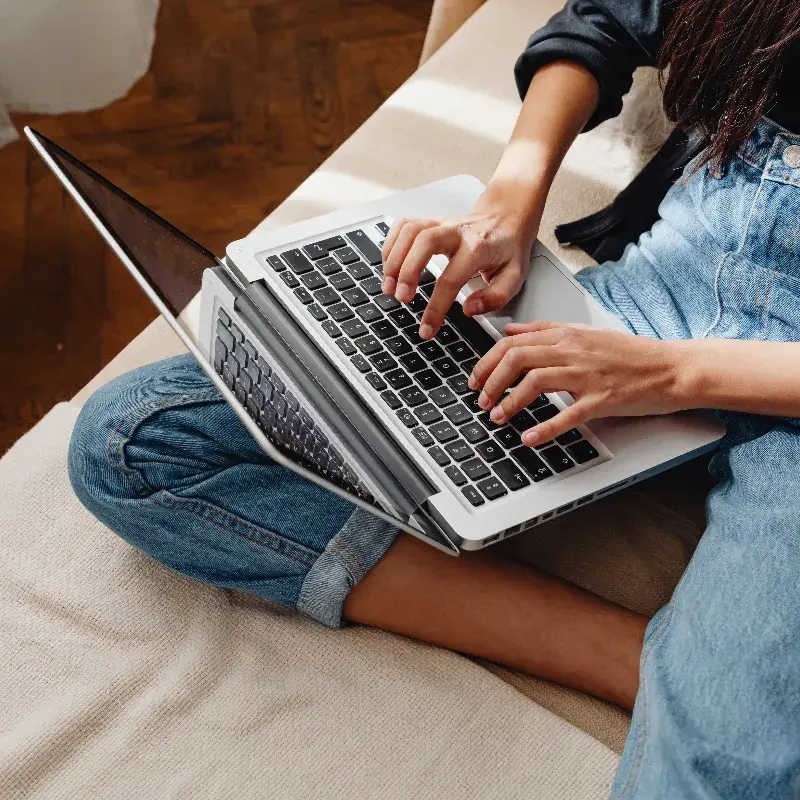 Iemand werkt op een laptop