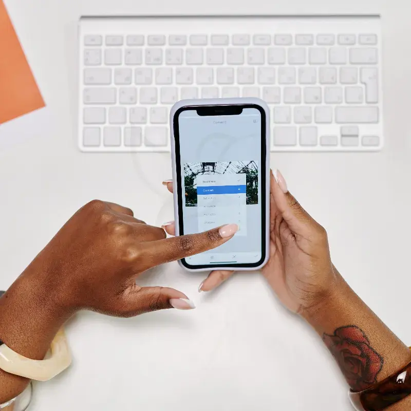 Handen die een smartphone gebruiken