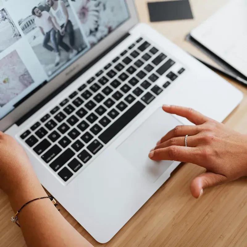Handen op een laptop met fotobewerking